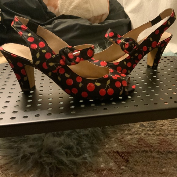✨CHELSEA CREW ✨vintage reproduction cherry print heels 🍒 - Picture 2 of 7